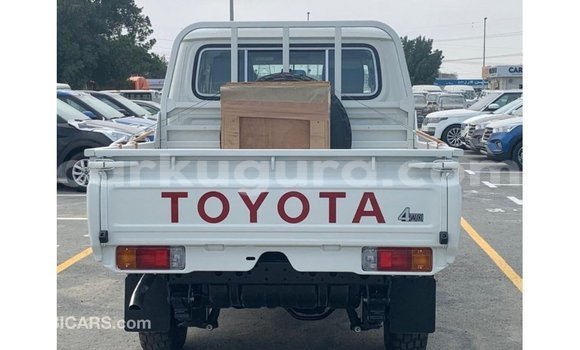 Nunua Imported Toyota Land Cruiser Nyeupe Gari ndani ya Import - Dubai nchini Bujumbura Nunua Imported Toyota Land Cruiser Nyeupe Gari ndani ya Import - Dubai nchini Bujumbura