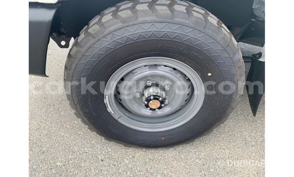 Nunua Imported Toyota Land Cruiser Nyeupe Gari ndani ya Import - Dubai nchini Bujumbura Nunua Imported Toyota Land Cruiser Nyeupe Gari ndani ya Import - Dubai nchini Bujumbura