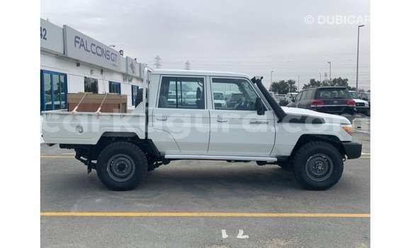 Nunua Imported Toyota Land Cruiser Nyeupe Gari ndani ya Import - Dubai nchini Bujumbura Nunua Imported Toyota Land Cruiser Nyeupe Gari ndani ya Import - Dubai nchini Bujumbura