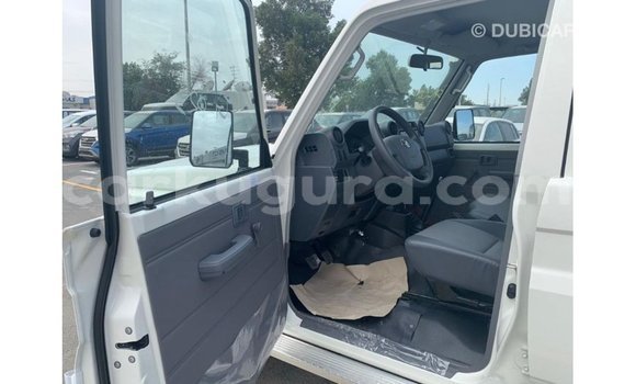 Nunua Imported Toyota Land Cruiser Nyeupe Gari ndani ya Import - Dubai nchini Bujumbura Nunua Imported Toyota Land Cruiser Nyeupe Gari ndani ya Import - Dubai nchini Bujumbura
