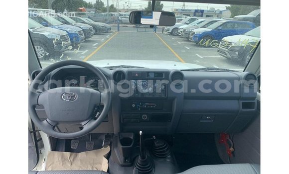 Nunua Imported Toyota Land Cruiser Nyeupe Gari ndani ya Import - Dubai nchini Bujumbura Nunua Imported Toyota Land Cruiser Nyeupe Gari ndani ya Import - Dubai nchini Bujumbura