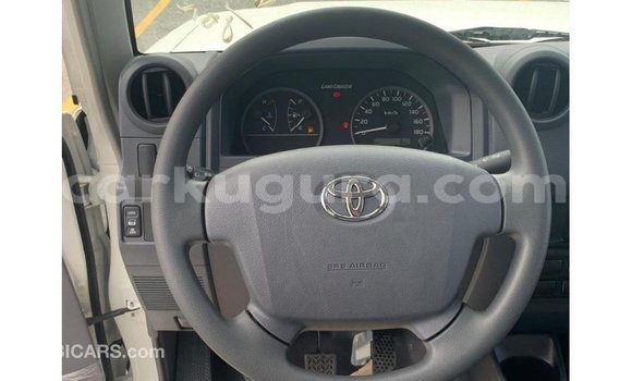 Nunua Imported Toyota Land Cruiser Nyeupe Gari ndani ya Import - Dubai nchini Bujumbura Nunua Imported Toyota Land Cruiser Nyeupe Gari ndani ya Import - Dubai nchini Bujumbura
