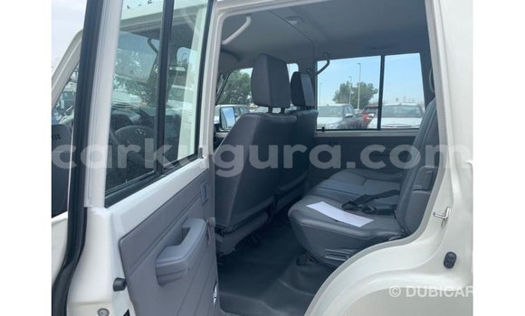 Nunua Imported Toyota Land Cruiser Nyeupe Gari ndani ya Import - Dubai nchini Bujumbura Nunua Imported Toyota Land Cruiser Nyeupe Gari ndani ya Import - Dubai nchini Bujumbura
