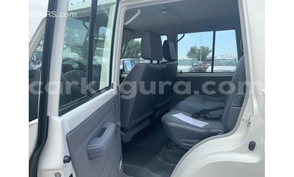 Nunua Imported Toyota Land Cruiser Nyeupe Gari ndani ya Import - Dubai nchini Bujumbura Nunua Imported Toyota Land Cruiser Nyeupe Gari ndani ya Import - Dubai nchini Bujumbura