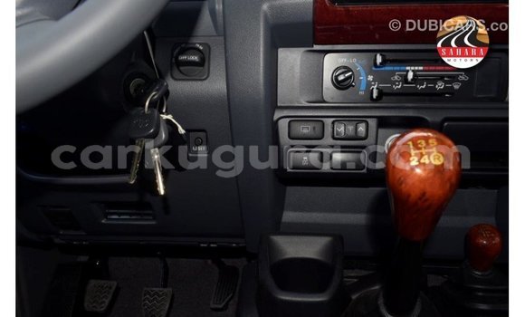 Acheter Import Voiture Toyota Land Cruiser Rouge à Import - Dubai, Bujumbura Acheter Import Voiture Toyota Land Cruiser Rouge à Import - Dubai, Bujumbura