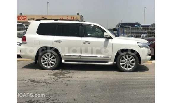 Acheter Import Voiture Toyota Land Cruiser Blanc à Import - Dubai, Bujumbura Acheter Import Voiture Toyota Land Cruiser Blanc à Import - Dubai, Bujumbura