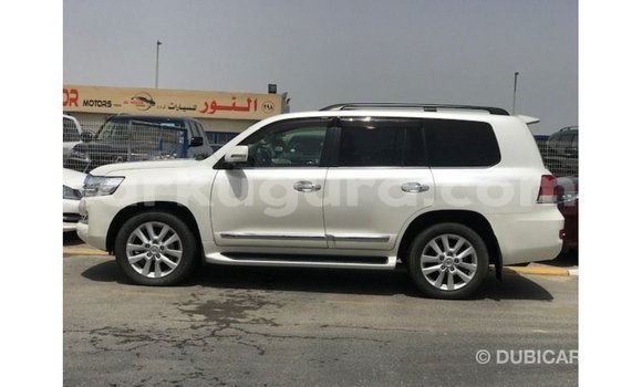 Acheter Import Voiture Toyota Land Cruiser Blanc à Import - Dubai, Bujumbura Acheter Import Voiture Toyota Land Cruiser Blanc à Import - Dubai, Bujumbura
