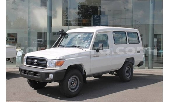 Nunua Imported Toyota Land Cruiser Nyeupe Gari ndani ya Import - Dubai nchini Bujumbura Nunua Imported Toyota Land Cruiser Nyeupe Gari ndani ya Import - Dubai nchini Bujumbura