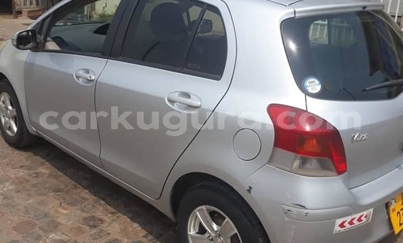 Nunua Ilio tumika Toyota Vitz Fedha Gari ndani ya Bujumbura nchini Bujumbura Nunua Ilio tumika Toyota Vitz Fedha Gari ndani ya Bujumbura nchini Bujumbura