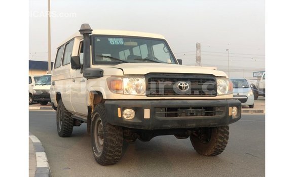 Nunua Imported Toyota Land Cruiser Nyeupe Gari ndani ya Import - Dubai nchini Bujumbura Nunua Imported Toyota Land Cruiser Nyeupe Gari ndani ya Import - Dubai nchini Bujumbura