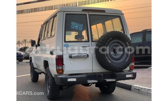 Nunua Imported Toyota Land Cruiser Nyeupe Gari ndani ya Import - Dubai nchini Bujumbura Nunua Imported Toyota Land Cruiser Nyeupe Gari ndani ya Import - Dubai nchini Bujumbura