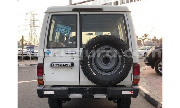 Nunua Imported Toyota Land Cruiser Nyeupe Gari ndani ya Import - Dubai nchini Bujumbura Nunua Imported Toyota Land Cruiser Nyeupe Gari ndani ya Import - Dubai nchini Bujumbura