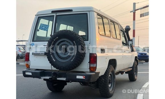 Nunua Imported Toyota Land Cruiser Nyeupe Gari ndani ya Import - Dubai nchini Bujumbura Nunua Imported Toyota Land Cruiser Nyeupe Gari ndani ya Import - Dubai nchini Bujumbura