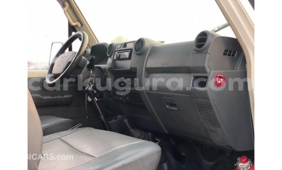 Nunua Imported Toyota Land Cruiser Nyeupe Gari ndani ya Import - Dubai nchini Bujumbura Nunua Imported Toyota Land Cruiser Nyeupe Gari ndani ya Import - Dubai nchini Bujumbura