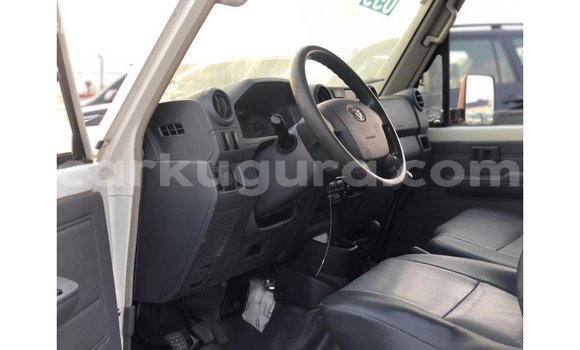 Nunua Imported Toyota Land Cruiser Nyeupe Gari ndani ya Import - Dubai nchini Bujumbura Nunua Imported Toyota Land Cruiser Nyeupe Gari ndani ya Import - Dubai nchini Bujumbura