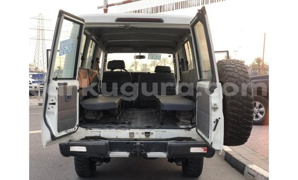 Nunua Imported Toyota Land Cruiser Nyeupe Gari ndani ya Import - Dubai nchini Bujumbura Nunua Imported Toyota Land Cruiser Nyeupe Gari ndani ya Import - Dubai nchini Bujumbura