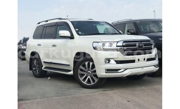 Nunua Imported Toyota Land Cruiser Nyeupe Gari ndani ya Import - Dubai nchini Bujumbura