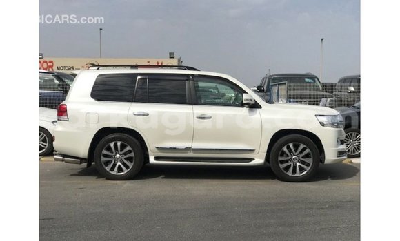 Nunua Imported Toyota Land Cruiser Nyeupe Gari ndani ya Import - Dubai nchini Bujumbura Nunua Imported Toyota Land Cruiser Nyeupe Gari ndani ya Import - Dubai nchini Bujumbura