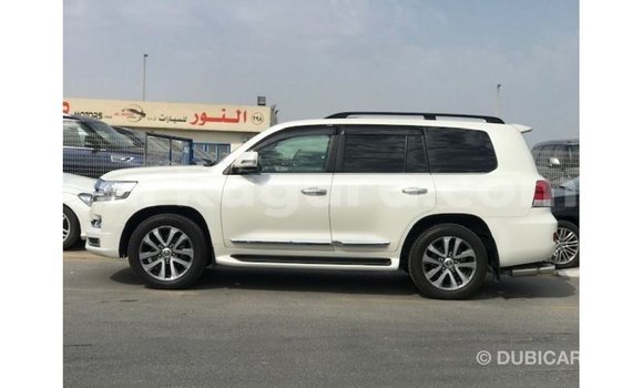 Nunua Imported Toyota Land Cruiser Nyeupe Gari ndani ya Import - Dubai nchini Bujumbura Nunua Imported Toyota Land Cruiser Nyeupe Gari ndani ya Import - Dubai nchini Bujumbura