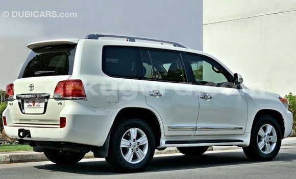 Nunua Imported Toyota Land Cruiser Nyeupe Gari ndani ya Import - Dubai nchini Bujumbura Nunua Imported Toyota Land Cruiser Nyeupe Gari ndani ya Import - Dubai nchini Bujumbura