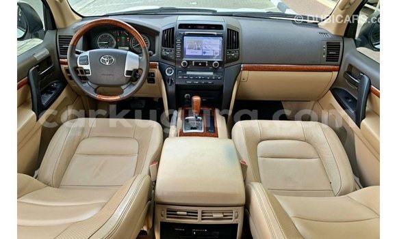 Nunua Imported Toyota Land Cruiser Nyeupe Gari ndani ya Import - Dubai nchini Bujumbura Nunua Imported Toyota Land Cruiser Nyeupe Gari ndani ya Import - Dubai nchini Bujumbura