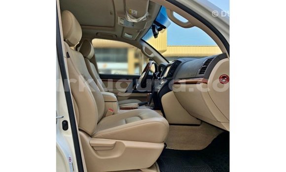 Nunua Imported Toyota Land Cruiser Nyeupe Gari ndani ya Import - Dubai nchini Bujumbura Nunua Imported Toyota Land Cruiser Nyeupe Gari ndani ya Import - Dubai nchini Bujumbura
