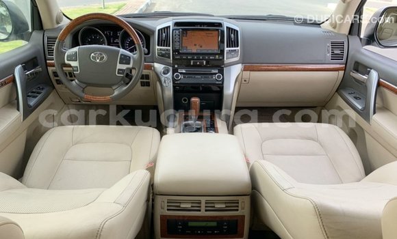 Nunua Imported Toyota Land Cruiser Nyeupe Gari ndani ya Import - Dubai nchini Bujumbura Nunua Imported Toyota Land Cruiser Nyeupe Gari ndani ya Import - Dubai nchini Bujumbura