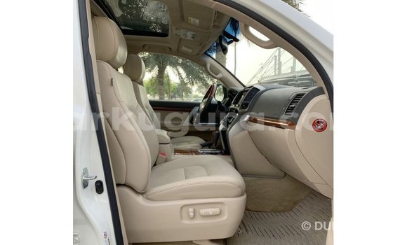 Nunua Imported Toyota Land Cruiser Nyeupe Gari ndani ya Import - Dubai nchini Bujumbura Nunua Imported Toyota Land Cruiser Nyeupe Gari ndani ya Import - Dubai nchini Bujumbura