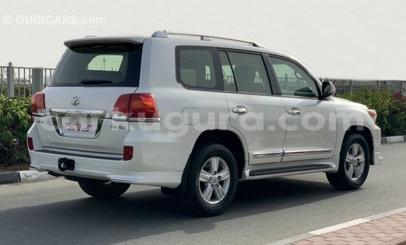 Nunua Imported Toyota Land Cruiser Nyeupe Gari ndani ya Import - Dubai nchini Bujumbura Nunua Imported Toyota Land Cruiser Nyeupe Gari ndani ya Import - Dubai nchini Bujumbura