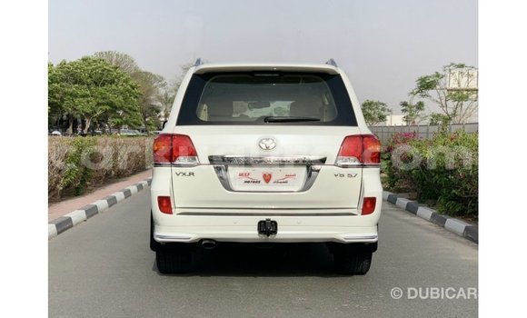 Nunua Imported Toyota Land Cruiser Nyeupe Gari ndani ya Import - Dubai nchini Bujumbura Nunua Imported Toyota Land Cruiser Nyeupe Gari ndani ya Import - Dubai nchini Bujumbura