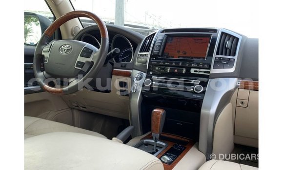 Nunua Imported Toyota Land Cruiser Nyeupe Gari ndani ya Import - Dubai nchini Bujumbura Nunua Imported Toyota Land Cruiser Nyeupe Gari ndani ya Import - Dubai nchini Bujumbura