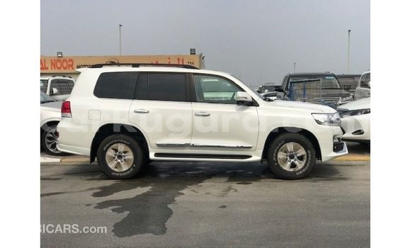 Nunua Imported Toyota Land Cruiser Nyeupe Gari ndani ya Import - Dubai nchini Bujumbura Nunua Imported Toyota Land Cruiser Nyeupe Gari ndani ya Import - Dubai nchini Bujumbura