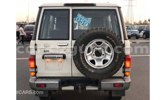 Acheter Import Voiture Toyota Land Cruiser Blanc à Import - Dubai, Bujumbura Acheter Import Voiture Toyota Land Cruiser Blanc à Import - Dubai, Bujumbura