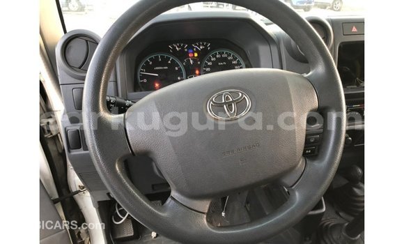 Acheter Import Voiture Toyota Land Cruiser Blanc à Import - Dubai, Bujumbura Acheter Import Voiture Toyota Land Cruiser Blanc à Import - Dubai, Bujumbura