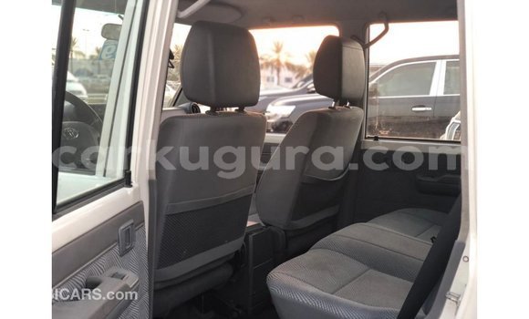 Acheter Import Voiture Toyota Land Cruiser Blanc à Import - Dubai, Bujumbura Acheter Import Voiture Toyota Land Cruiser Blanc à Import - Dubai, Bujumbura