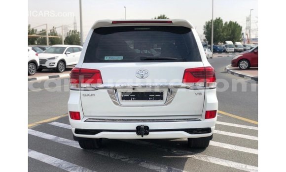 Nunua Imported Toyota Land Cruiser Nyeupe Gari ndani ya Import - Dubai nchini Bujumbura Nunua Imported Toyota Land Cruiser Nyeupe Gari ndani ya Import - Dubai nchini Bujumbura