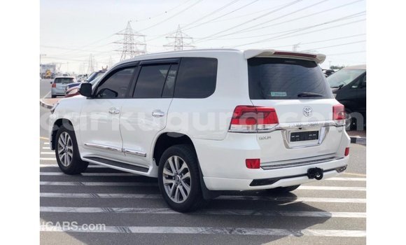 Nunua Imported Toyota Land Cruiser Nyeupe Gari ndani ya Import - Dubai nchini Bujumbura Nunua Imported Toyota Land Cruiser Nyeupe Gari ndani ya Import - Dubai nchini Bujumbura
