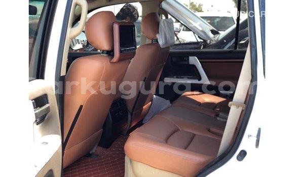 Nunua Imported Toyota Land Cruiser Nyeupe Gari ndani ya Import - Dubai nchini Bujumbura Nunua Imported Toyota Land Cruiser Nyeupe Gari ndani ya Import - Dubai nchini Bujumbura
