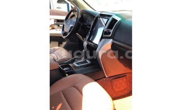 Nunua Imported Toyota Land Cruiser Nyeupe Gari ndani ya Import - Dubai nchini Bujumbura Nunua Imported Toyota Land Cruiser Nyeupe Gari ndani ya Import - Dubai nchini Bujumbura