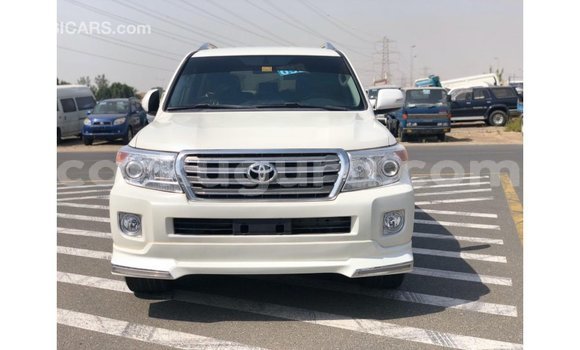 Acheter Import Voiture Toyota Land Cruiser Blanc à Import - Dubai, Bujumbura Acheter Import Voiture Toyota Land Cruiser Blanc à Import - Dubai, Bujumbura