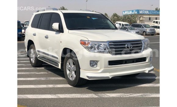 Acheter Import Voiture Toyota Land Cruiser Blanc à Import - Dubai, Bujumbura Acheter Import Voiture Toyota Land Cruiser Blanc à Import - Dubai, Bujumbura