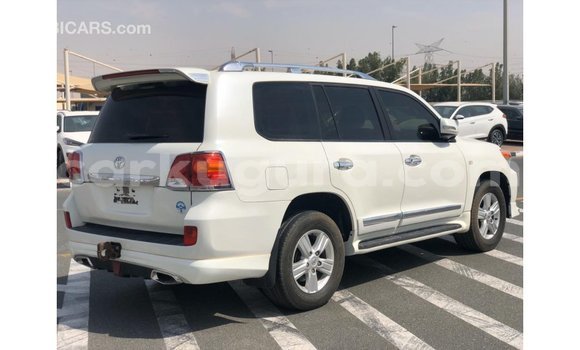 Acheter Import Voiture Toyota Land Cruiser Blanc à Import - Dubai, Bujumbura Acheter Import Voiture Toyota Land Cruiser Blanc à Import - Dubai, Bujumbura