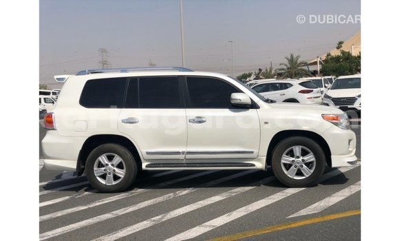 Acheter Import Voiture Toyota Land Cruiser Blanc à Import - Dubai, Bujumbura Acheter Import Voiture Toyota Land Cruiser Blanc à Import - Dubai, Bujumbura
