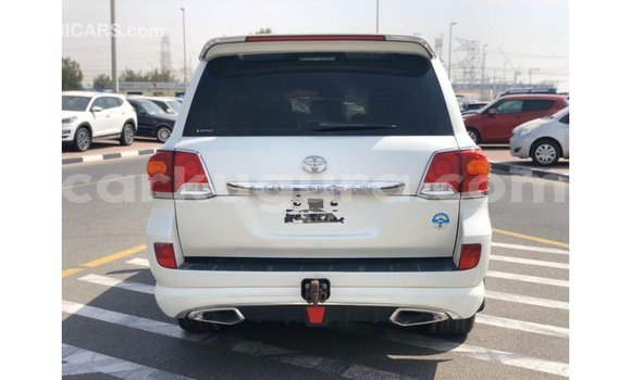 Acheter Import Voiture Toyota Land Cruiser Blanc à Import - Dubai, Bujumbura Acheter Import Voiture Toyota Land Cruiser Blanc à Import - Dubai, Bujumbura