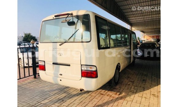 Acheter Import Voiture Toyota Coaster Blanc à Import - Dubai, Bujumbura Acheter Import Voiture Toyota Coaster Blanc à Import - Dubai, Bujumbura