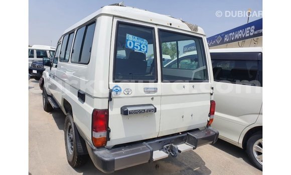 Acheter Import Voiture Toyota Land Cruiser Blanc à Import - Dubai, Bujumbura Acheter Import Voiture Toyota Land Cruiser Blanc à Import - Dubai, Bujumbura