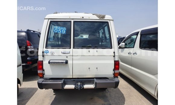 Acheter Import Voiture Toyota Land Cruiser Blanc à Import - Dubai, Bujumbura Acheter Import Voiture Toyota Land Cruiser Blanc à Import - Dubai, Bujumbura