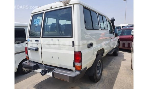 Acheter Import Voiture Toyota Land Cruiser Blanc à Import - Dubai, Bujumbura Acheter Import Voiture Toyota Land Cruiser Blanc à Import - Dubai, Bujumbura