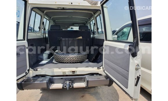 Acheter Import Voiture Toyota Land Cruiser Blanc à Import - Dubai, Bujumbura Acheter Import Voiture Toyota Land Cruiser Blanc à Import - Dubai, Bujumbura