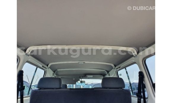 Acheter Import Voiture Toyota Land Cruiser Blanc à Import - Dubai, Bujumbura Acheter Import Voiture Toyota Land Cruiser Blanc à Import - Dubai, Bujumbura